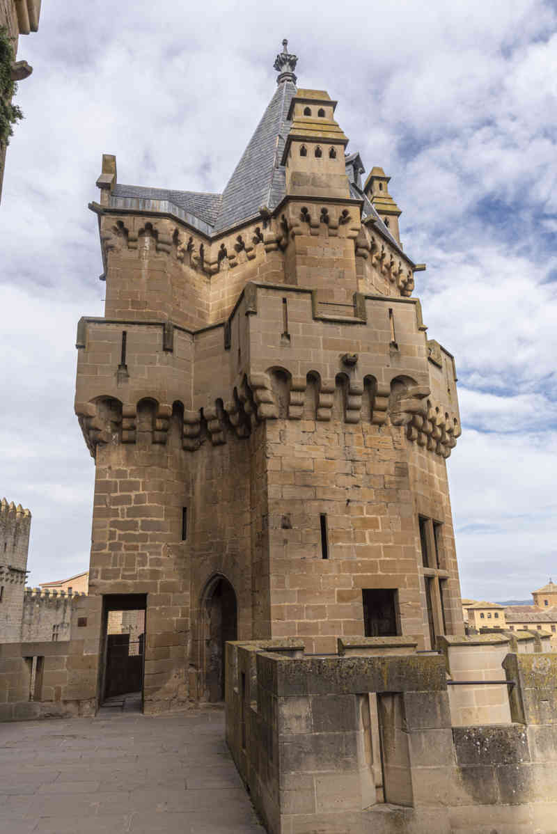 Comunidad Foral de Navarra 059- Olite - palacio Real de Olite - Torre de las Tres Coronas.jpg